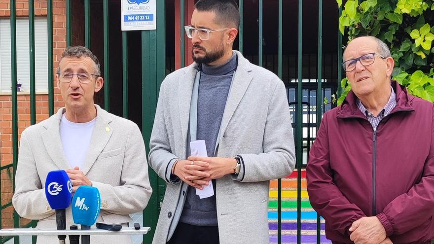Los socialistas José Luis Lorenz, Marc Albella y Juan José Borrás comparecieron para lamentar y criticar la revocación de las competencias municipales para construir el nuevo colegio Baix Maestrat.