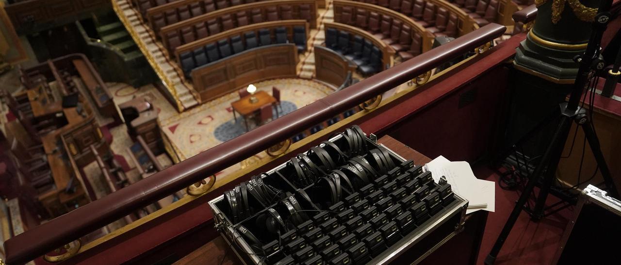 Auriculares en el hemiciclo del Congreso de los Diputados, que serán utilizados por primera vez en la sesión plenaria del día 19 de septiembre.