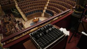 Auriculares en el Hemiciclo del Congreso de los Diputados, que serán utilizados por primera vez en la sesión plenaria del día 19 de septiembre.