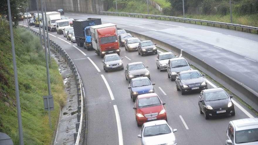 Retenciones en la circulación de la AP-9 por un accidente a la altura de Vilaboa.