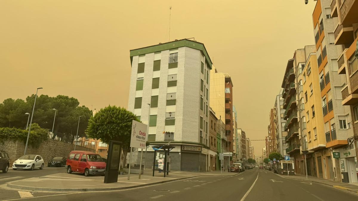 Las calles de Onda, ayer por la mañana, desiertas. Solo abrieron sus puertas servicios esenciales, como supermercados y tiendas de alimentación.