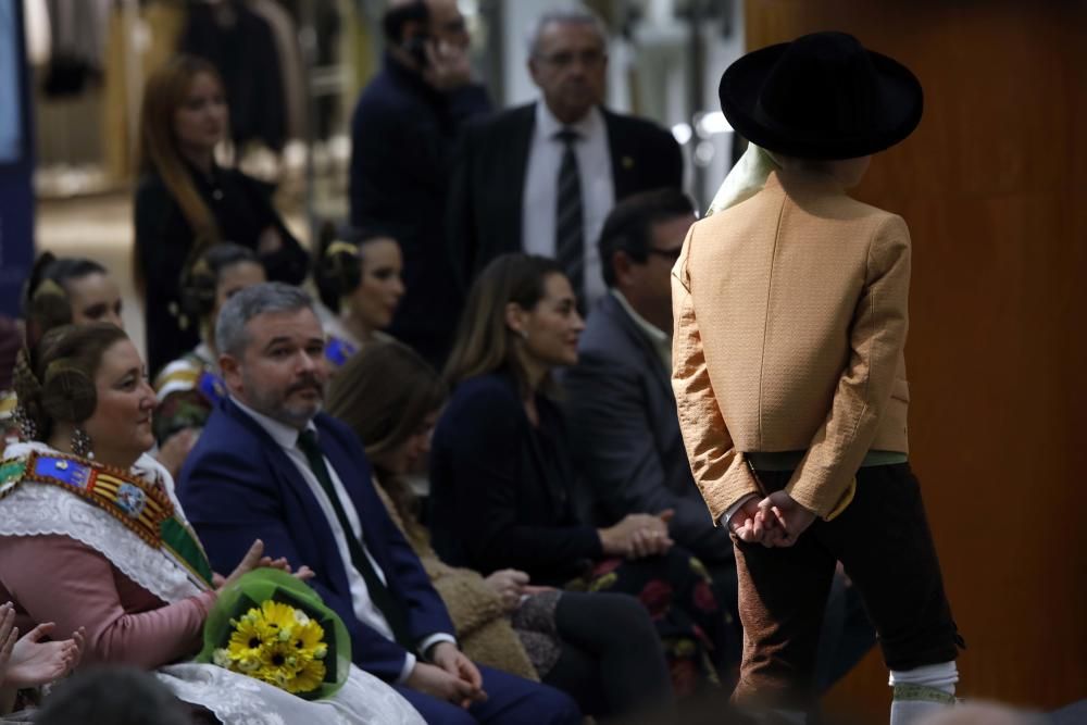 Desfile benéfico de indumentaria valenciana de Albaes en Nuevo Centro