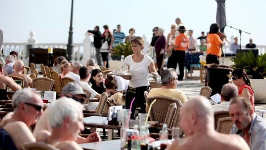 Una camarera en una terraza en Benidorm.