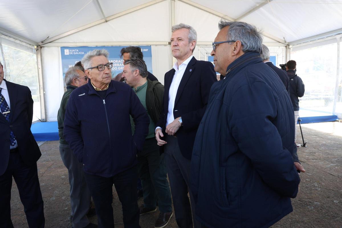 El presidente con algunos de los asistentes.