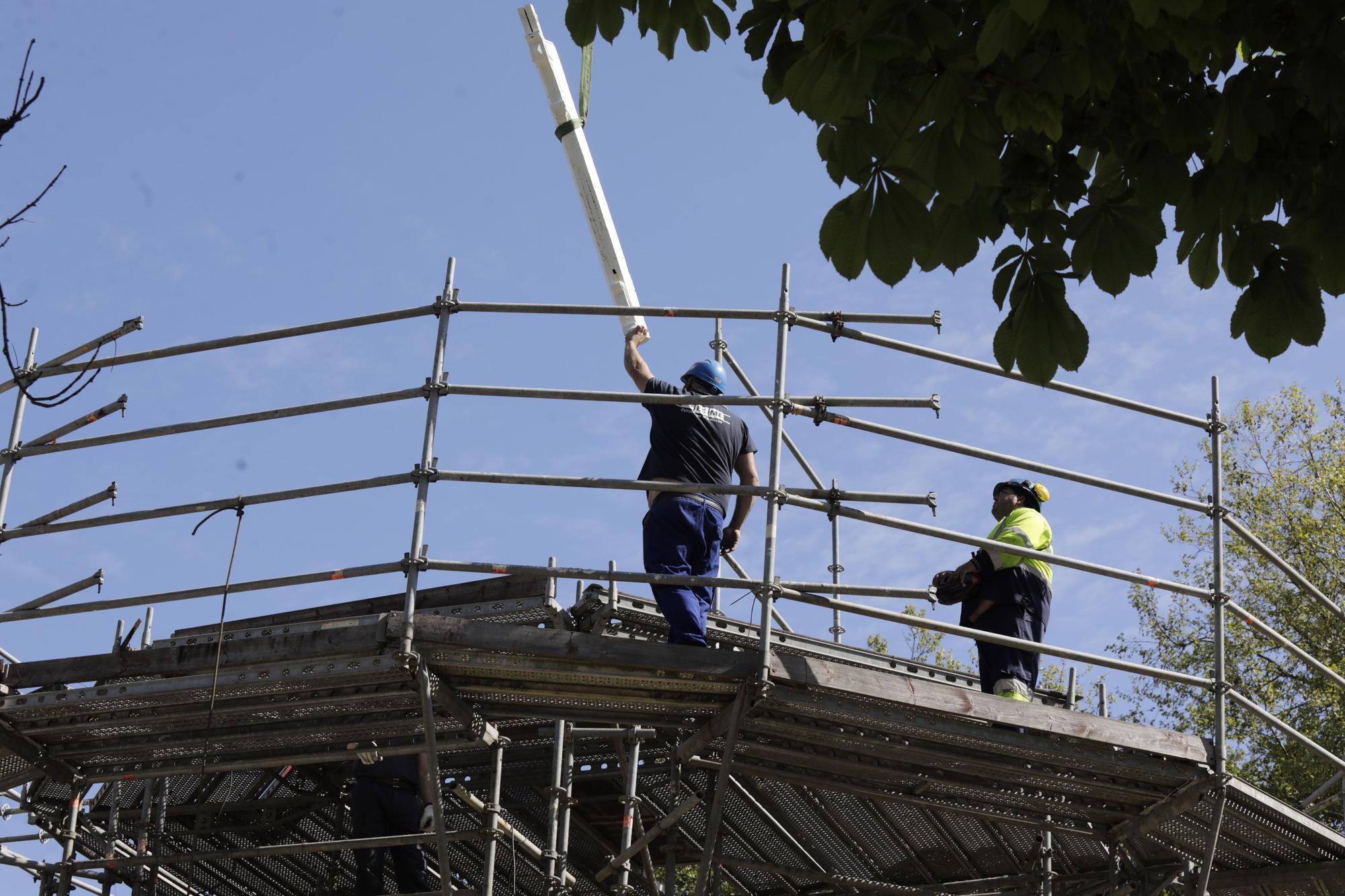 EN IMÁGENES: Comienza el montaje de la estructura del kiosco del Bombé en Oviedo