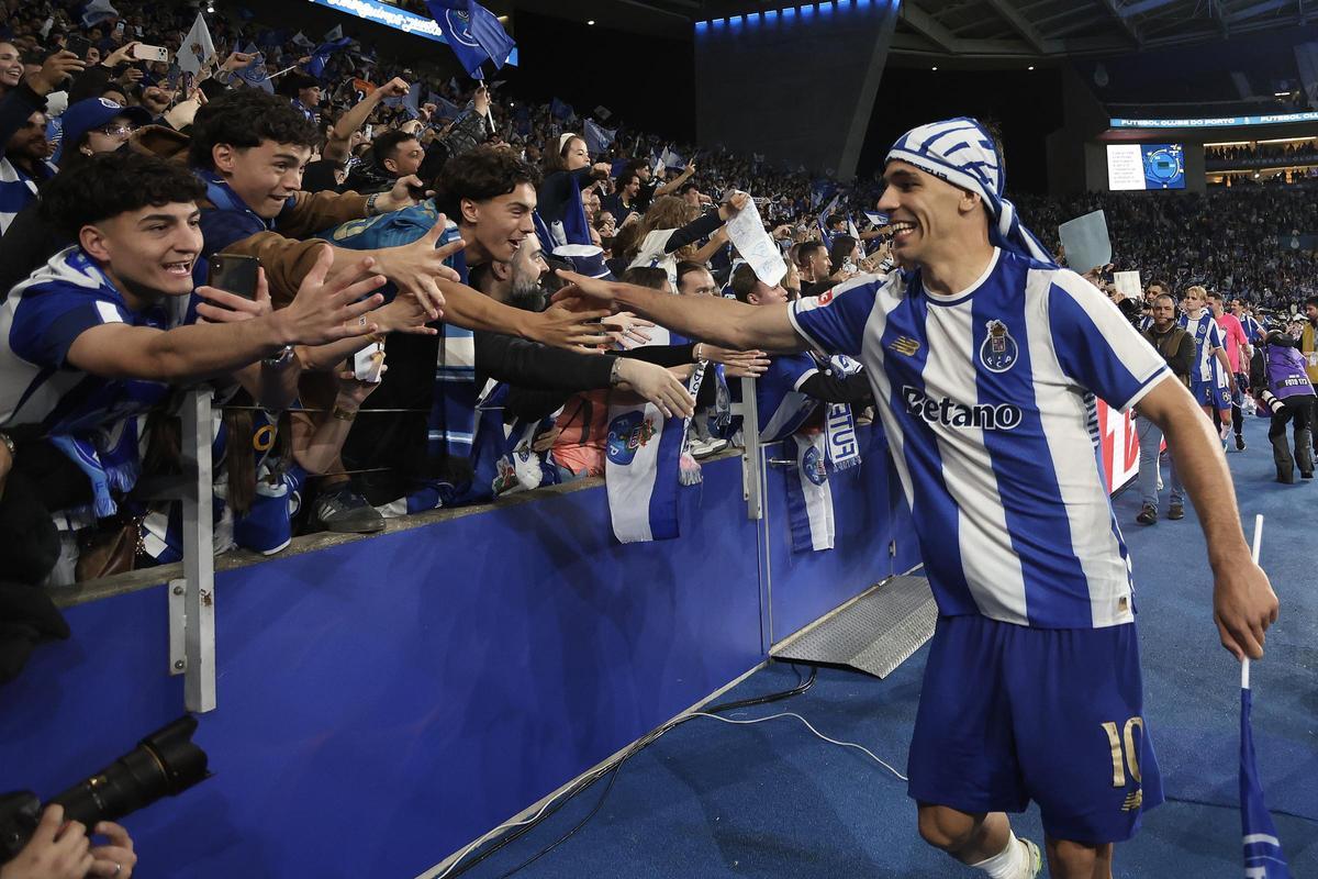 Gabri Veiga, celebrando el título con la afición.