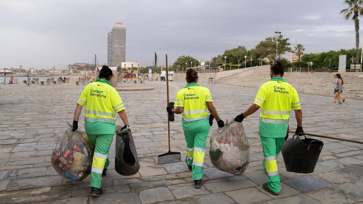 Brigada de limpieza manual en las playas