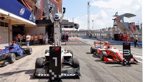 Pepe Martí celebra su éxito tras cruzar la meta en Montmeló