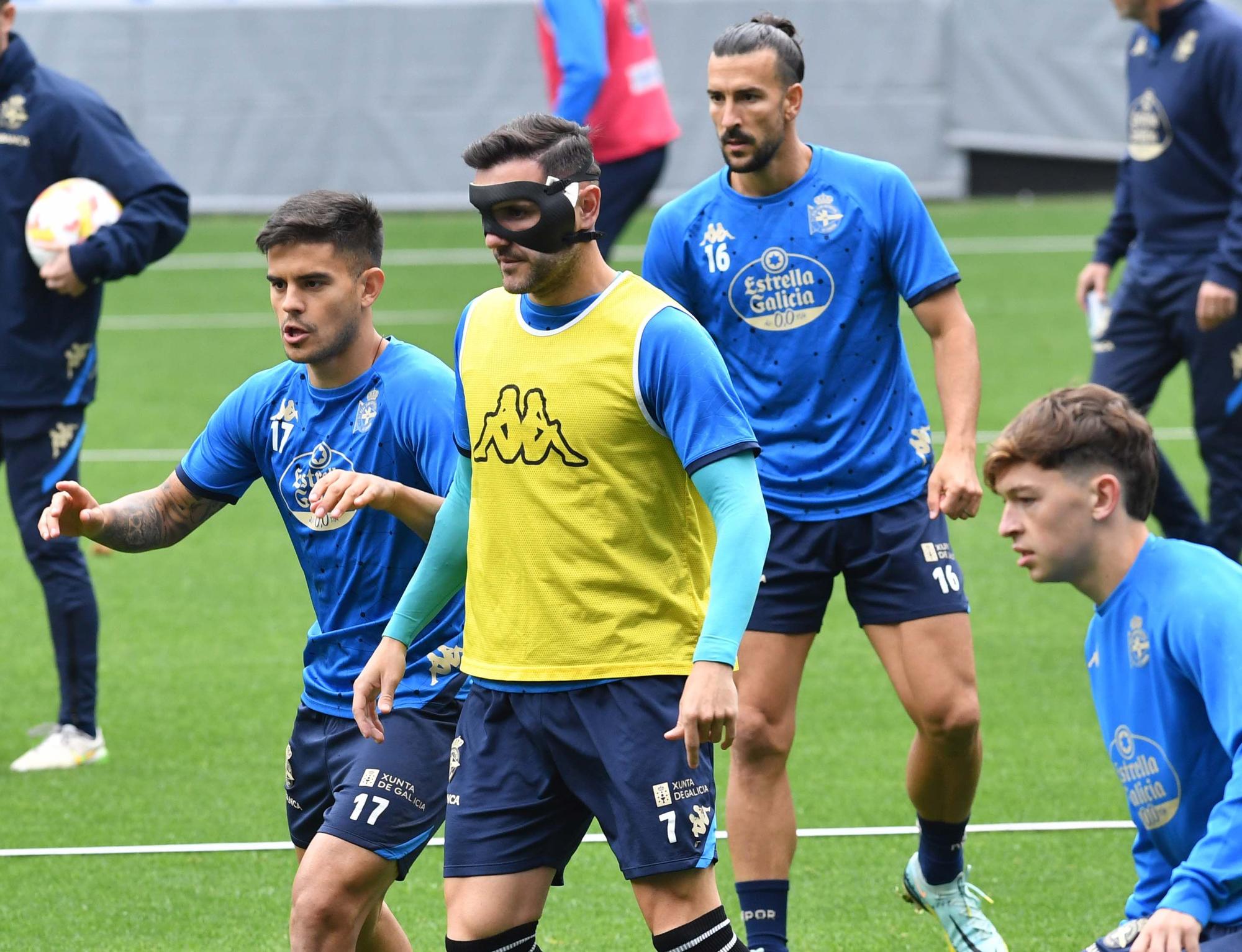 Lucas y Quiles entrenan con máscaras en Riazor