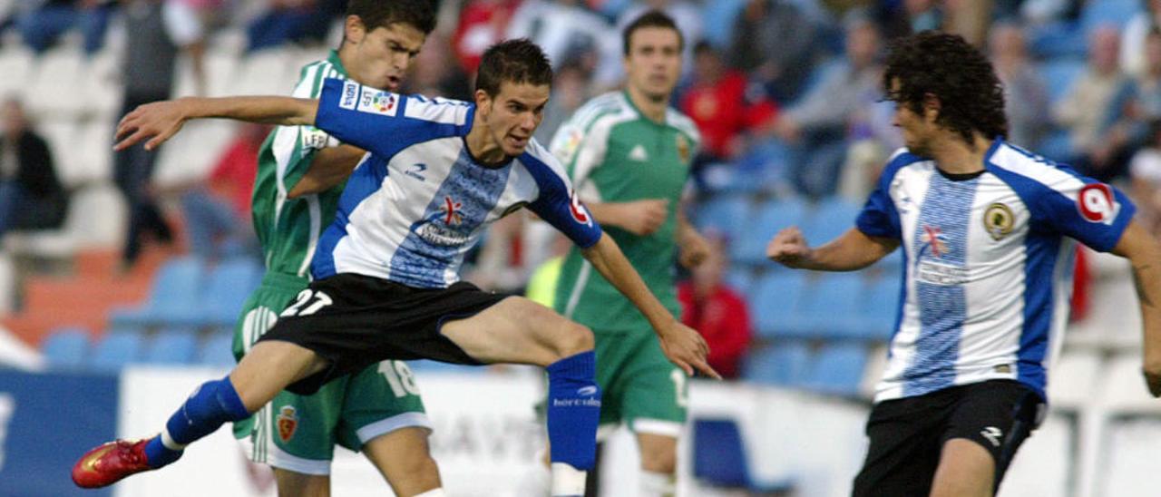 El alicantino Raúl Ruiz Matarín intenta superar a un jugador del Zaragoza en el Rico Pérez en la temporada 08/09, cuando tenía 18 años.