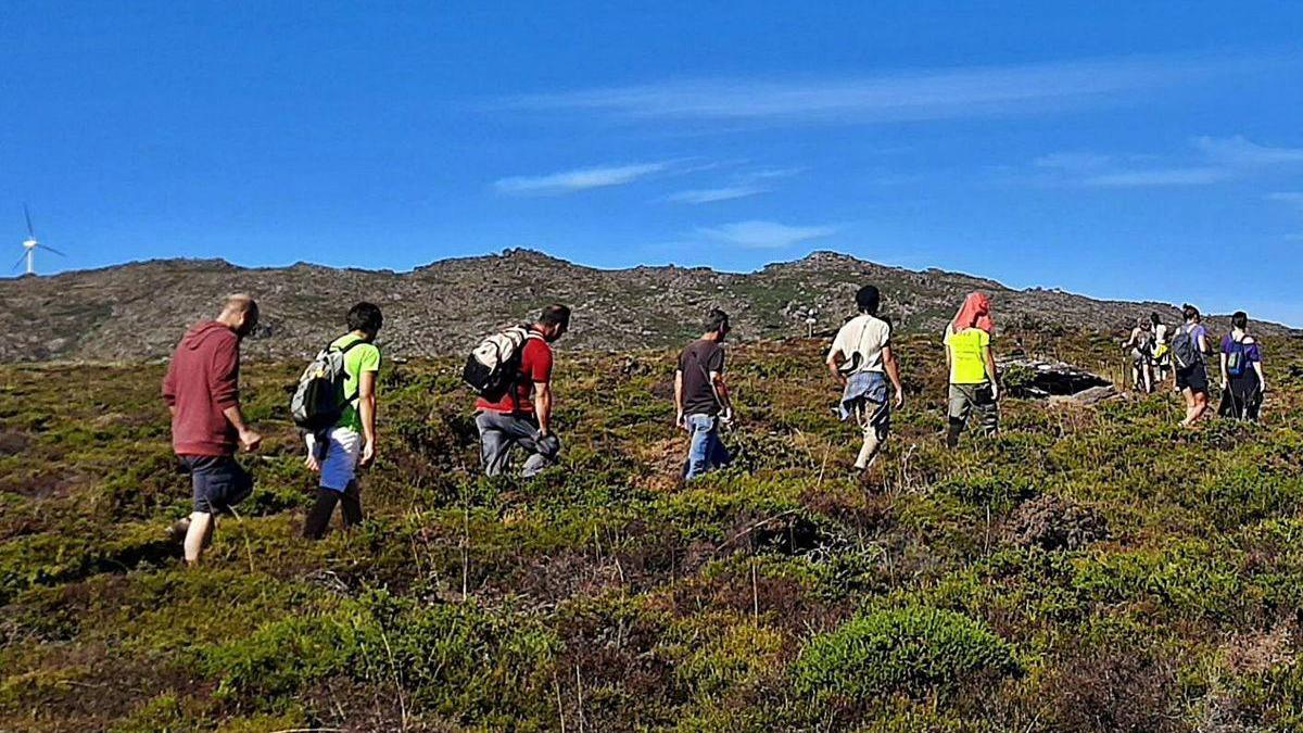 Miembros pertenecientes a los colectivos firmantes del manifiesto, en su visita a Serra d&#039;Arga.