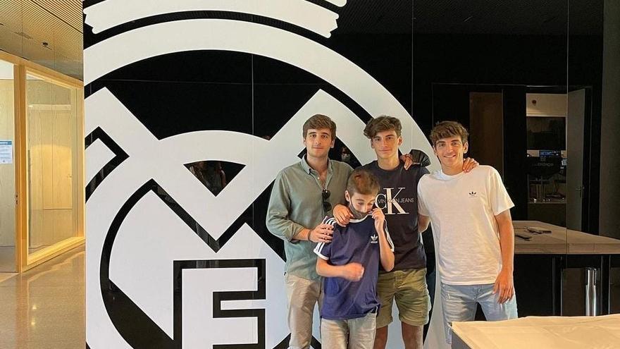 Javi Villar, junto a su padre y sus hermanos tras firmar el contrato con el Real Madrid