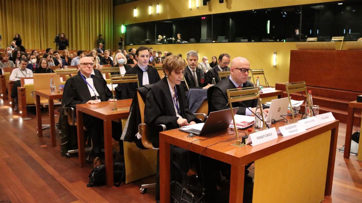 Els advocats dels condemnats pel procés ahir a Luxemburg. | ACN