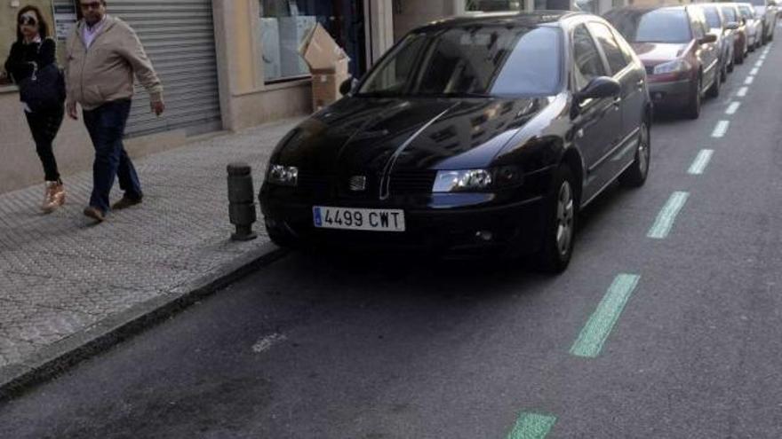 Vista de la Rúa San Antón que cuenta con estacionamiento para residentes.  // Bernabé/Javier Lalin