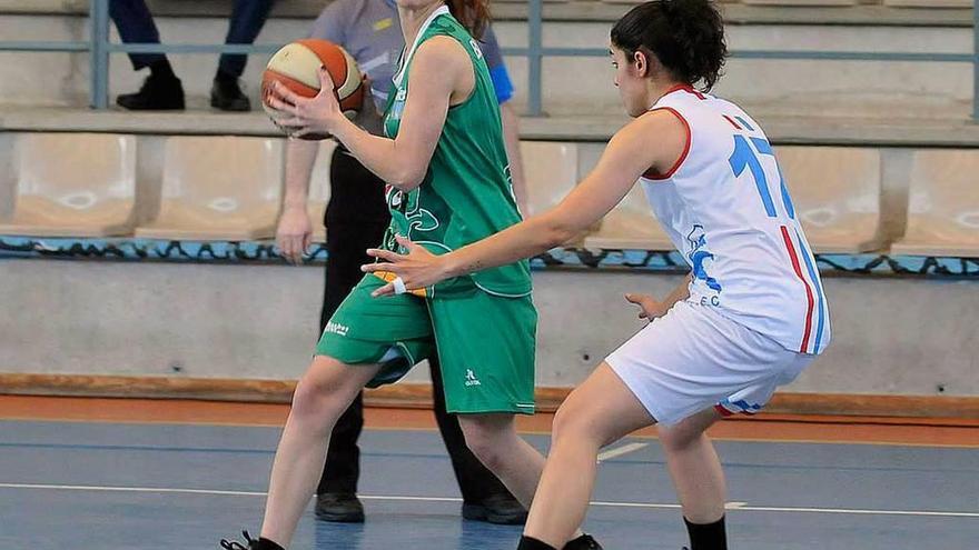 Una acción del Basket Lena-Colegio École.