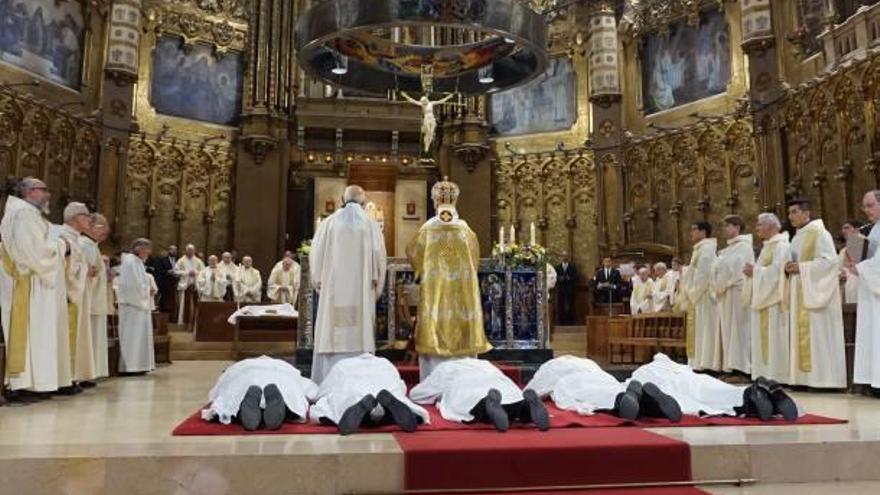 Els cinc candidats estirats a l&#039;altar en un moment de la cerimònia