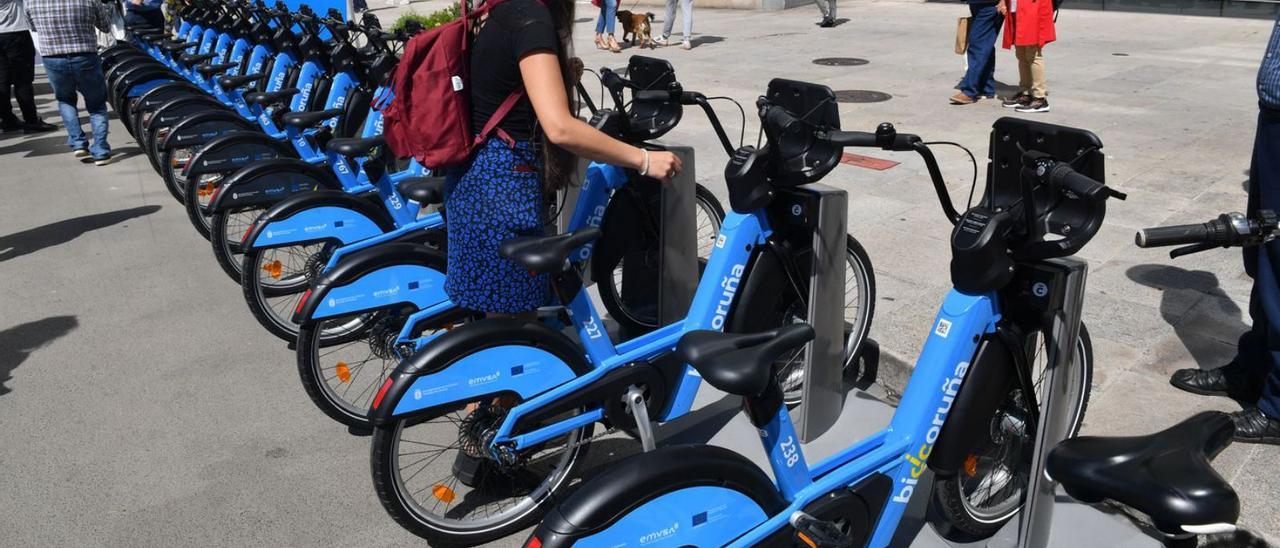 Las nuevas bicicletas de Bicicoruña, durante su presentación el pasado día 7.  |  // VÍCTOR ECHAVE