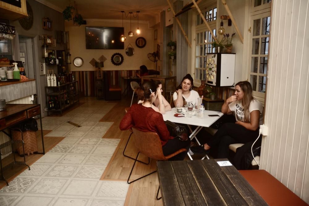 La vida vuelve al interior de los bares