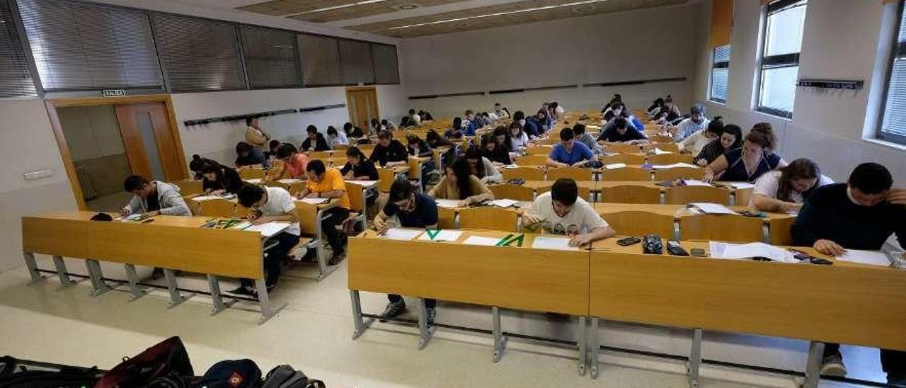 Alumnos realizando un examen en las instalaciones del campus de Mieres.