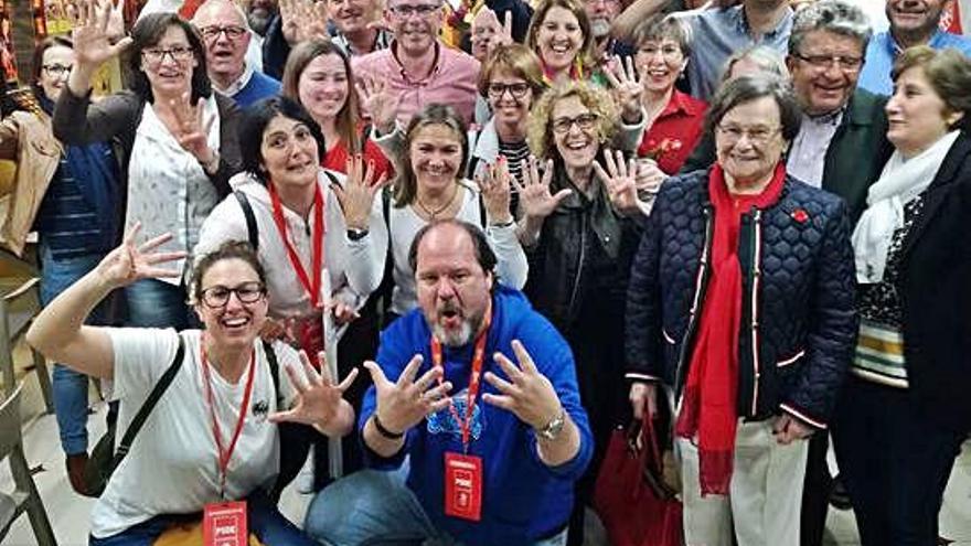 El candidato del PSOE, en el centro, con sus compañeros de formación, durante la celebración de los resultados.