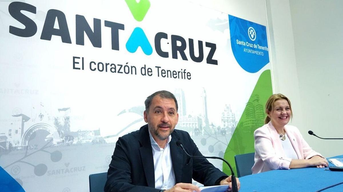 José Manuel Bermúdez, alcalde de Santa Cruzm y la edil de Administración Electrónica y Tecnología, Purificación Dávila
