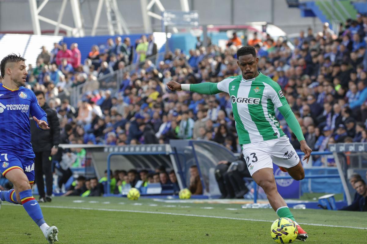 Junior Firpo pelea un balón con Kiko Femenía durante el partido de LaLiga entre el Getafe y el Betis, este domingo en el Coliseum
