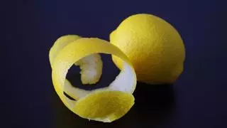 No tires las cáscaras de limón: estas son todas las cosas que puedes limpiar con ellas