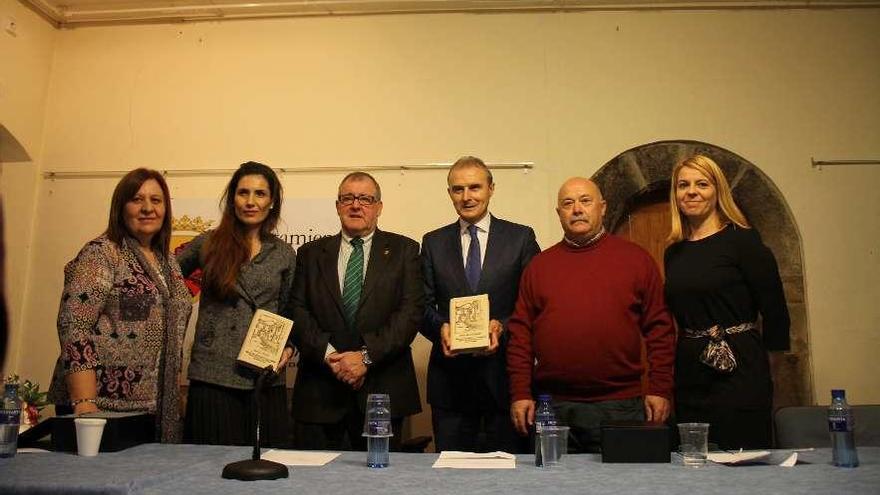 La directora de la biblioteca, Cristina Álvarez; Ana L. Martín; el alcalde, Simón Guardado; Óscar Celada; el concejal de Cultura, Gumersindo Cuervo, y la concejala de Educación Ángeles García.