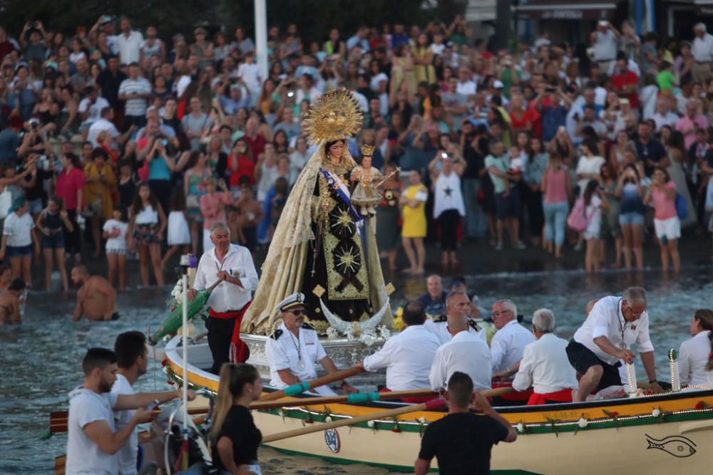 La Virgen del Carmen se hace a la mar en Pedregalejo, rodeada de cientos de personas.