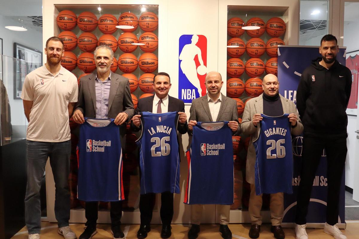 Los exjugadores de la NBA, Víctor Claver y Salah Mejri junto a Juan A. Paraíso y José Ortiz de Gigantes, Héctor Argüelles, de NBA Spain y Bernabé Cano, alcalde de La Nucía.
