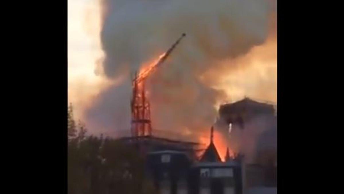 Así ha caído la torre de Notre Dame.