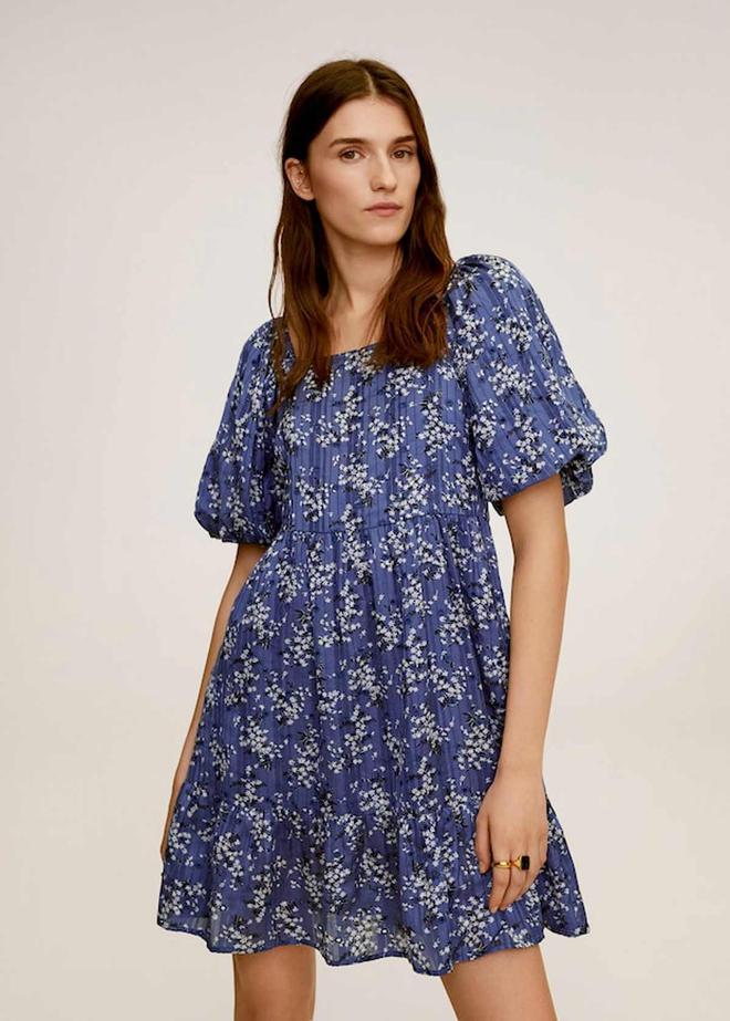 Vestido azul de estampado floral con mangas abullonadas y escote recto, de las rebajas de Mango Outlet