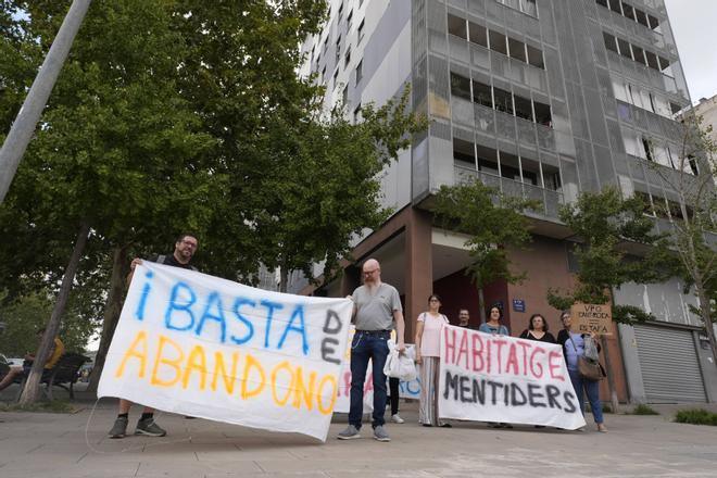 "Caerán más trozos y harán daño a alguien": un centenar de vecinos de Terrassa temen los desprendimientos de la fachada de sus pisos protegidos