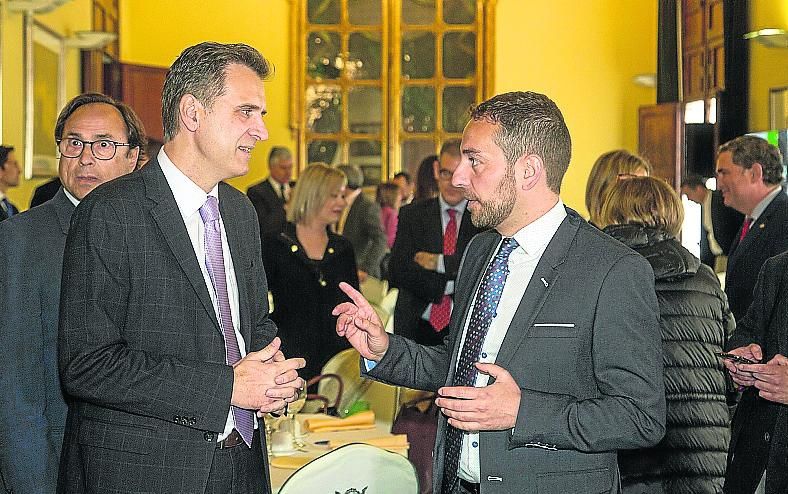 El socio de Improven y miembro del Círculo de Economía de la Provincia de Alicante, David Rueda, con el decano de la Facultad de Ciencias Económicas de la Universidad de Alicante, Raúl Ruiz Callado, conversan tras la presentación del documento sobre la recuperación económica editado por INFORMACIÓN y el IEI.