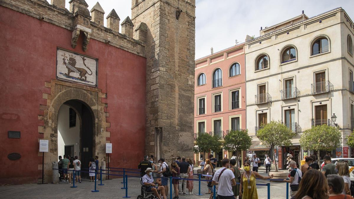 Un grupo de turistas hace cola en el Álcazar de Sevilla.