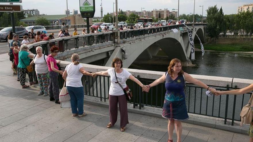 Zaragoza construye a orillas del Ebro un puente simbólico por los refugiados