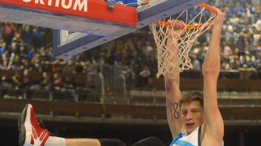 Espectacular machaque de Pustovyi en la canasta del Baskonia. // Carlos Pardellas