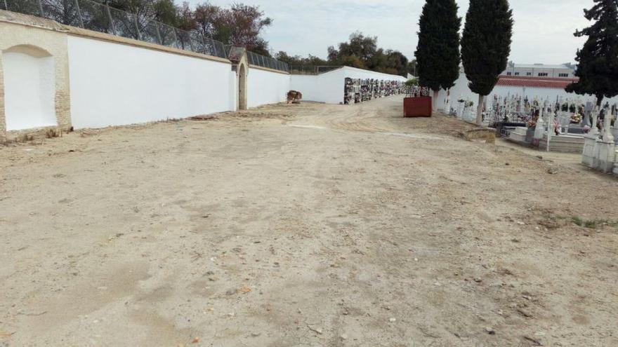 La Junta excavará en fosas del cementerio de Lucena