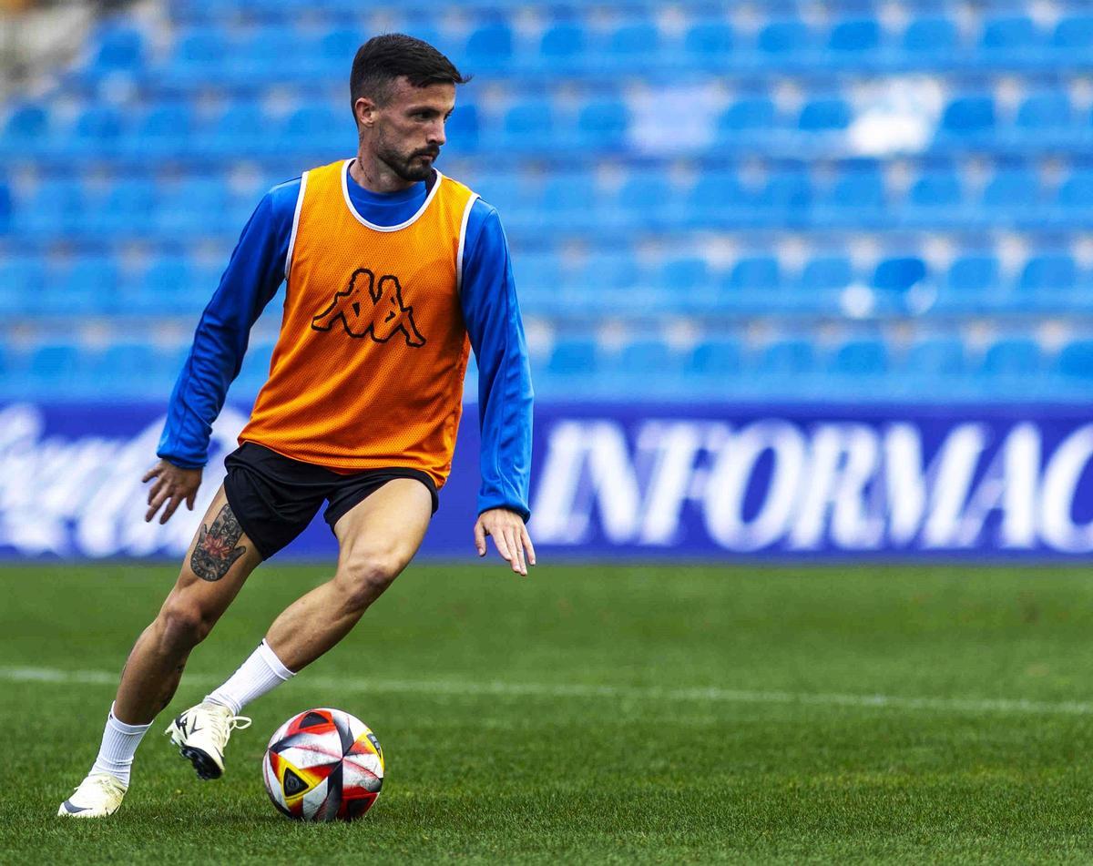 Javi Moreno, durante el entrenamiento del viernes en el José Rico Pérez antes de emprender viaje a Mallorca.