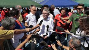 El presidente del Comité Olímpico Internacional (COI), el alemán Thomas Bach (c), habla hoy con periodistas durante un recorrido para la inauguración de una pista de atletismo, en La Habana (Cuba). EFE/Ernesto Mastrascusa