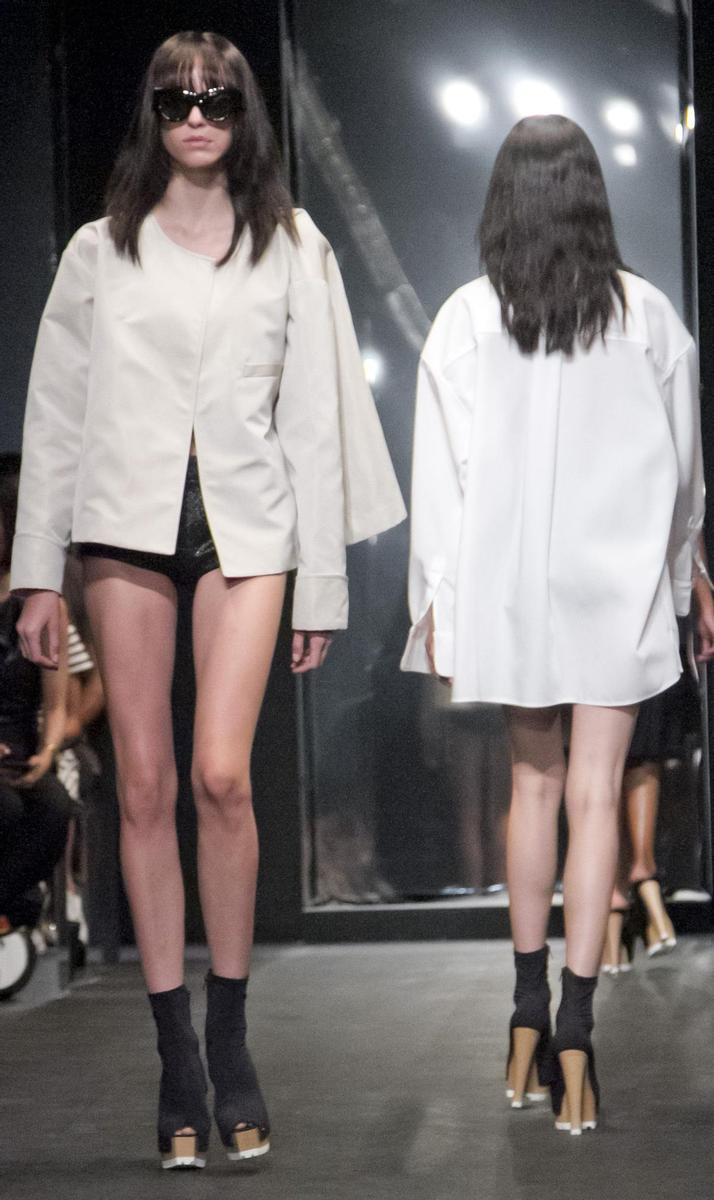 Vera Wang Primavera/Verano 2016 prendas en blanco
