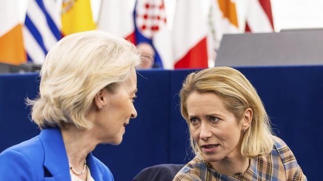 Ursula von der Leyen i Kaja Kallas, durant un ple del Parlament Europeu celebrat a Estrasburg.   | PHILIPP VON DITFURTH / DPA