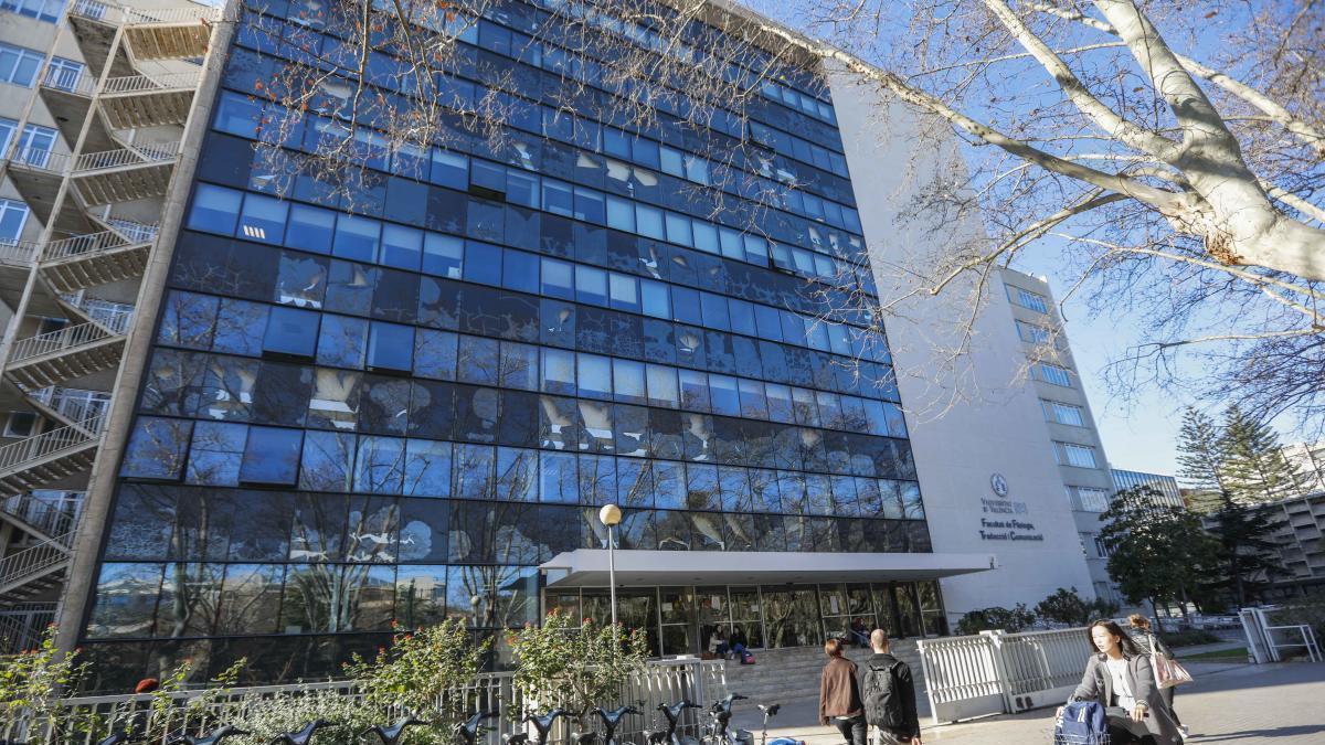 Fachada de la facultad de Filología de la Universitat de València.