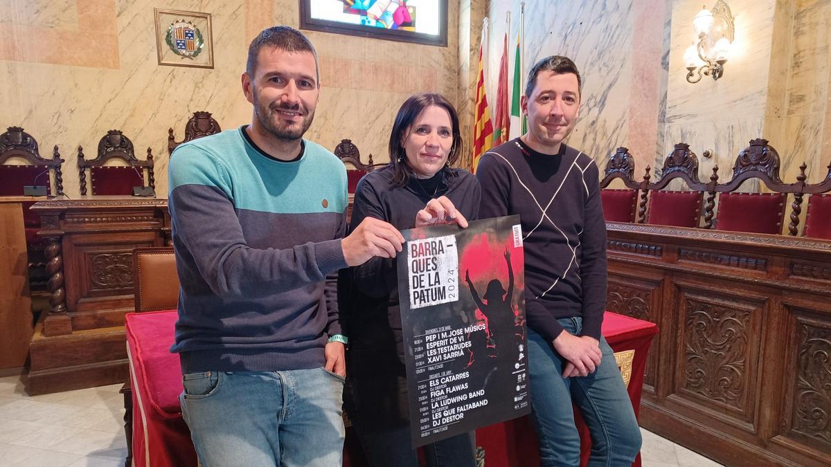 Presentació de les Barraques de Patum, aquest dimarts. D'esquerra a dreta: Isaac Santiago, regidor de Joventut; Janina Vilana, tècnica de Joventut; Ivan Sànchez, alcalde de Berga