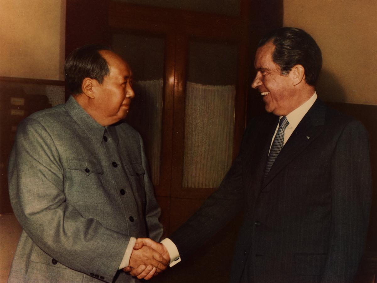 Richard Nixon y Mao Zedong reestablecen relaciones en 1972