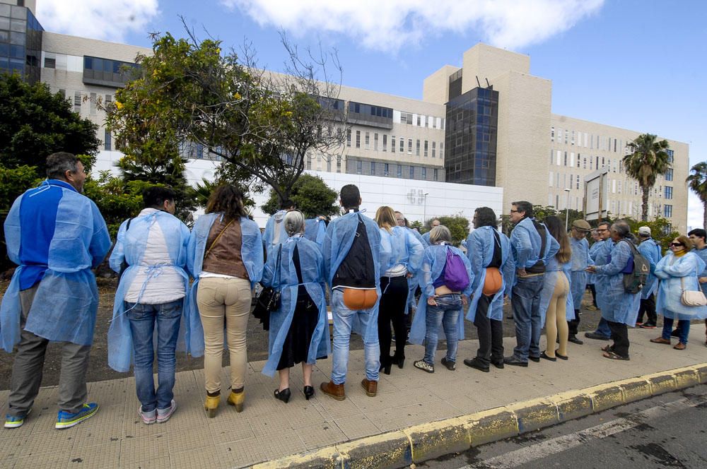 Concentración frente al Hospital Doctor Negrín en defensa de la sanidad pública