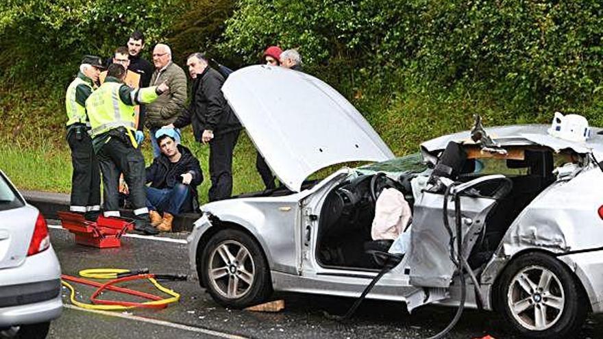 El coche de los cuatro estudiantes en Vilaboa y el vehículo siniestrado en Caldas.