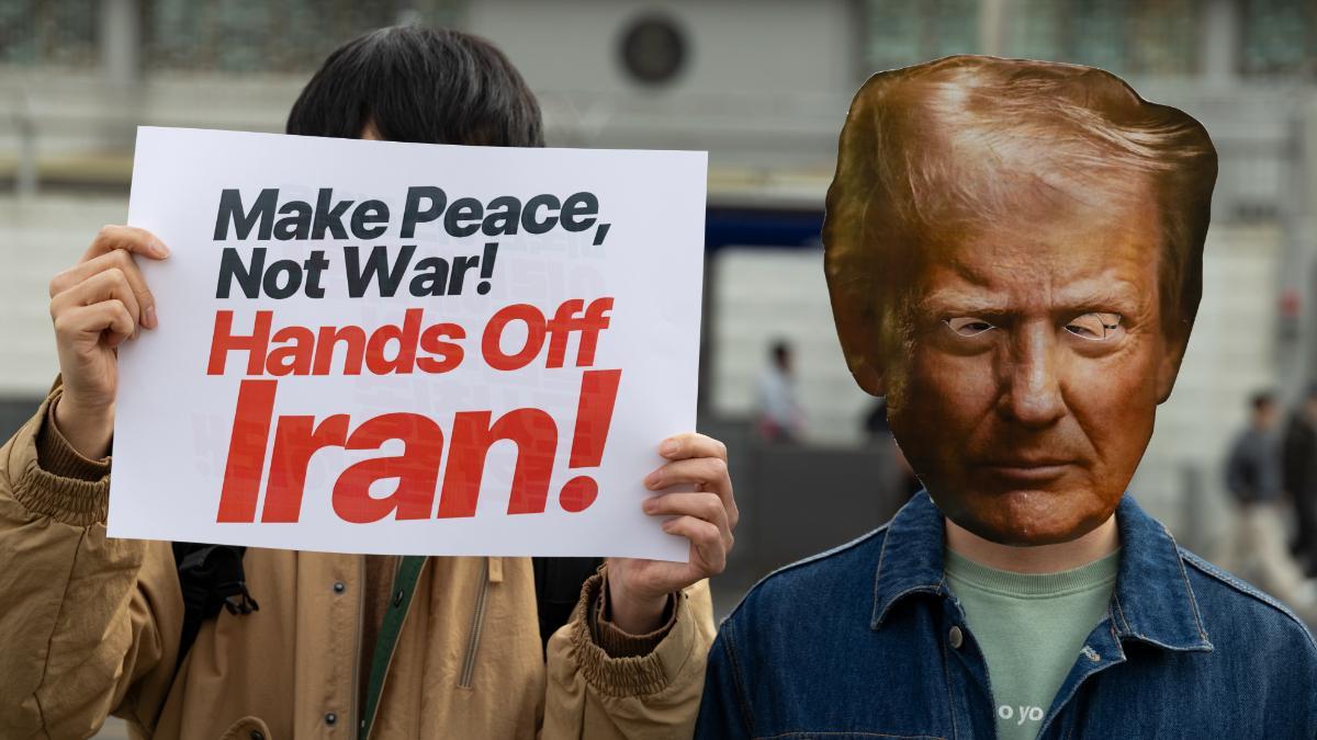 Un manifestante junto a la Embajada de Estados Unidos en Seúl