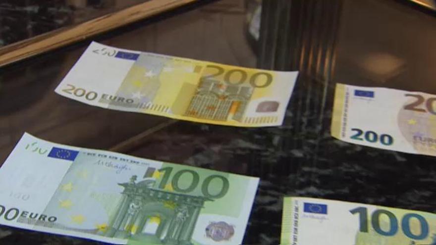 Los nuevos billetes de 100 y 200 euros comienzan a circular en España