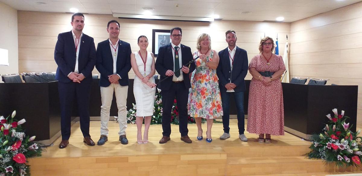 El nuevo equipo d egobiuerno de Dolores, con el socialista Joaquín Hernández como alcalde.
